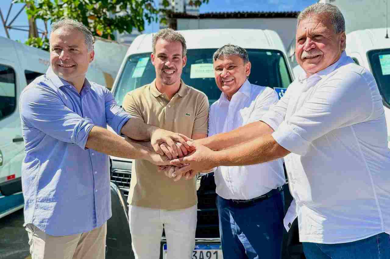 O prefeito Olavo Neto recebeu os novos veículos | @ Divulgação